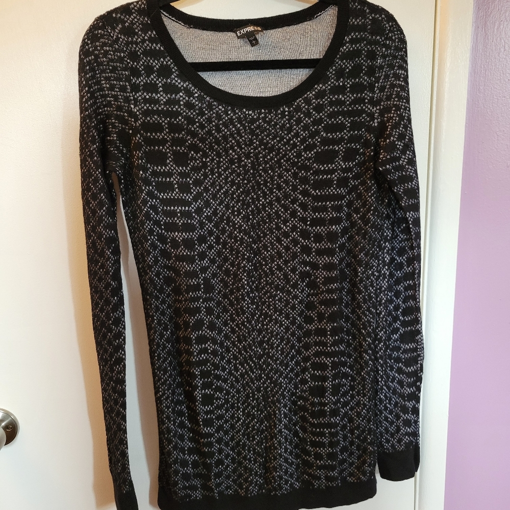 EXPRESS LONG SLEEVE TOP sz L blk w/ white snake design pit to hem approx 22".